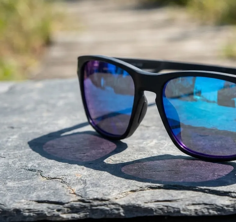 Deportista usando las gafas inteligentes Oakley Meta en exteriores durante un entrenamiento (imagen generada con IA)