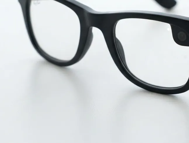 Detalle de las lentes en unas gafas inteligentes (imagen generada con IA)