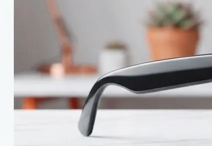 Detalle de la varilla de unas gafas, donde se alojan los micrófonos y el altavoz de las gafas auditivas. (imagen generada con IA)
